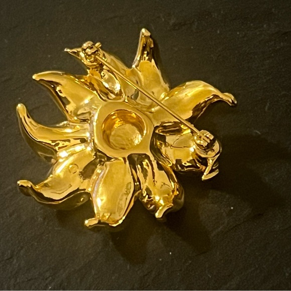 Big Avon Gold Tone Poinsettia Flower Faux Pearl Signed Brooch - Picture 6 of 10